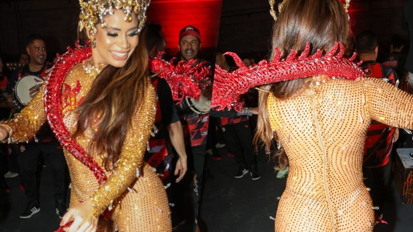 Lexa Brilha: Madrinha Dragoes da Real no Carnaval