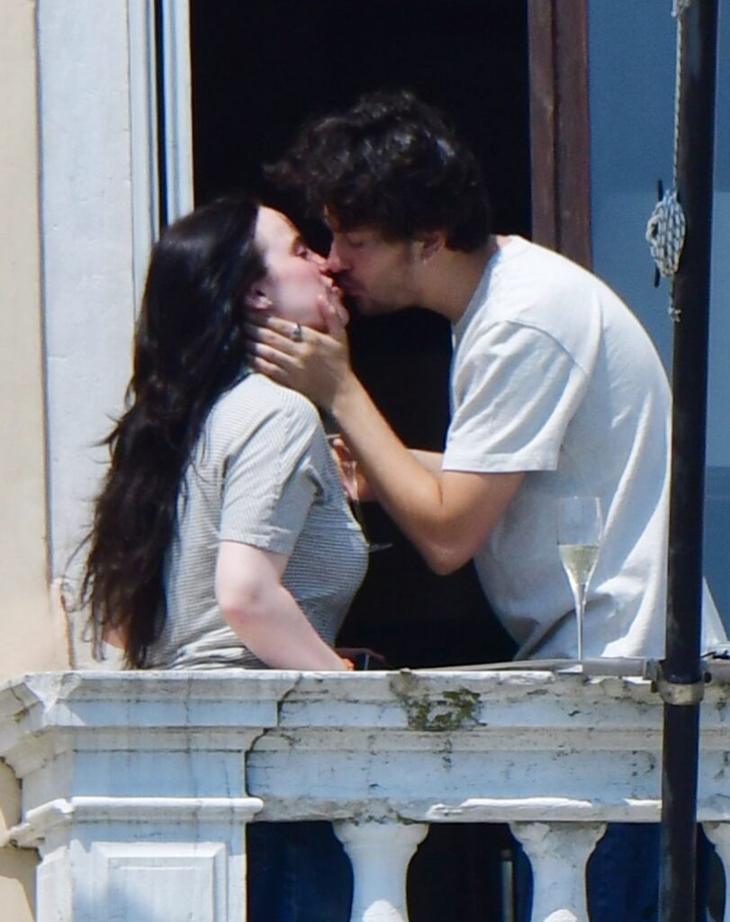 Novo Amor? Billie Eilish Beija Ator!