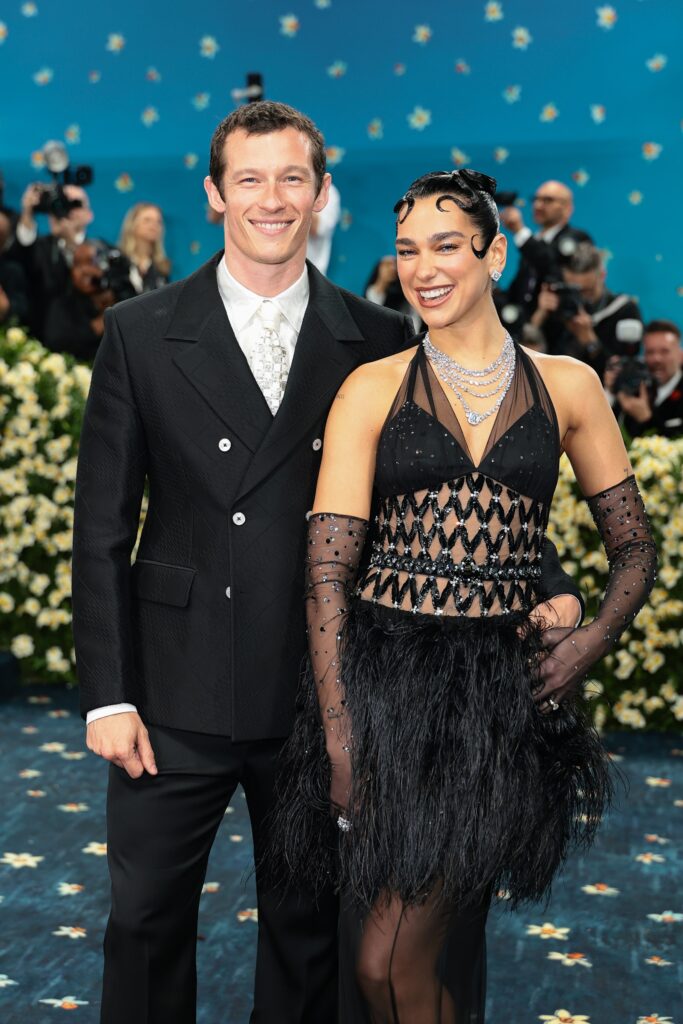 Dua Lipa: Noivado Agita o Mundo Pop!