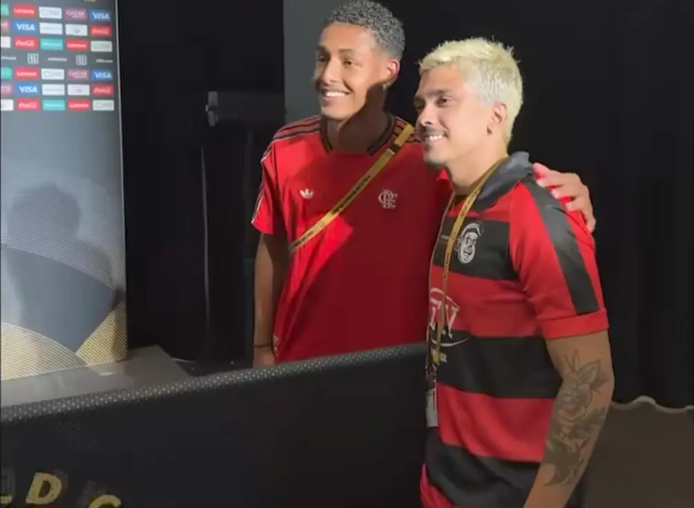 joao-victor-tira-foto-com-chico-moedas