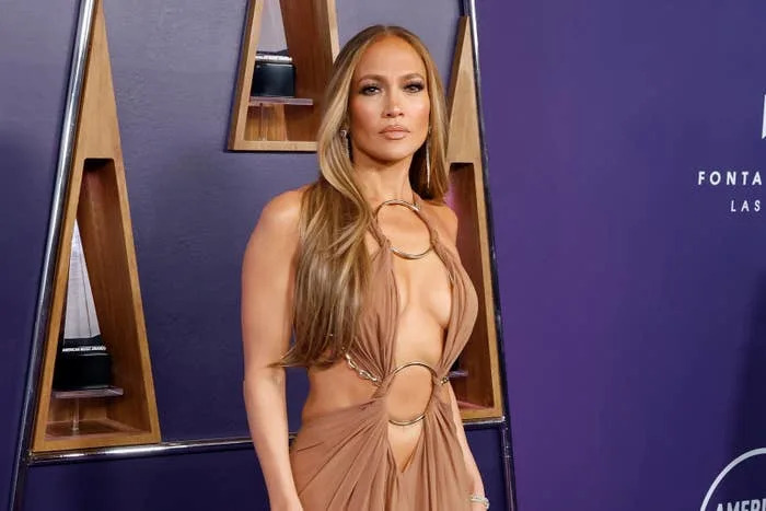 Jennifer Lopez rebate críticas sobre sua linha skincare