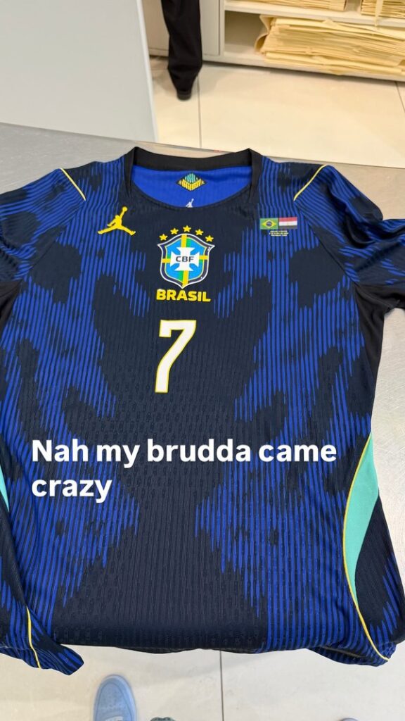 Travis Scott ganha camisa de Vini Jr. após jogo da Copa
