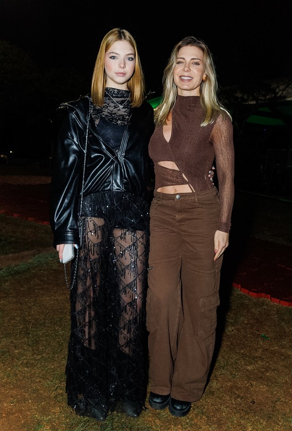 Filha ironiza a fama de Sheila Mello em show de rap
