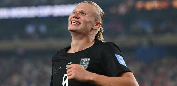 Beijo viral do técnico da Noruega rouba a cena na Copa