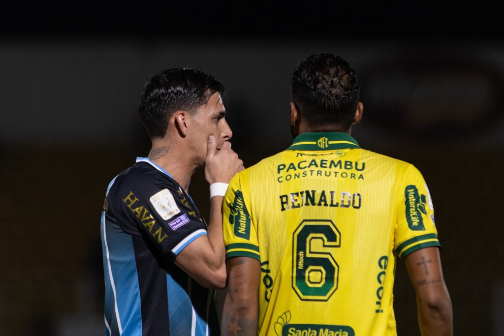 Crise no Grêmio: Luís Castro balança, mas é bancado