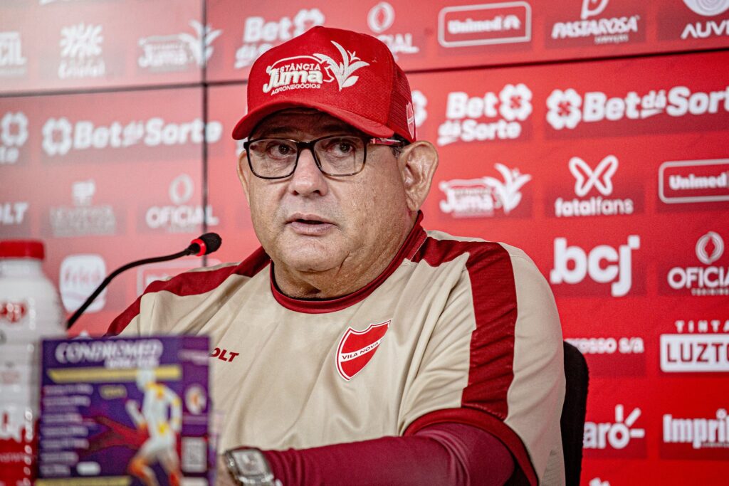 Guto Ferreira sofre 'strike' em jogo do Vila Nova