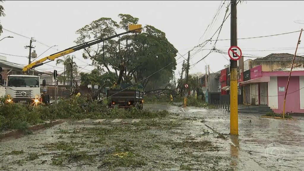 Caos e destruição pós temporal em Ribeirão Preto
