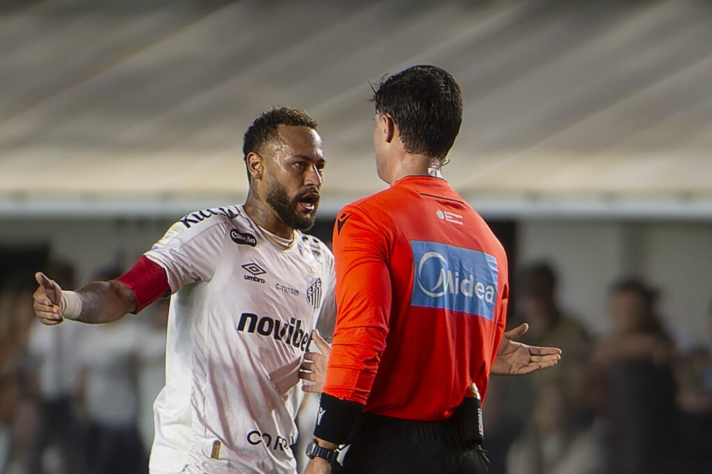 Falha de Carlos Miguel e drama de Neymar agitam web