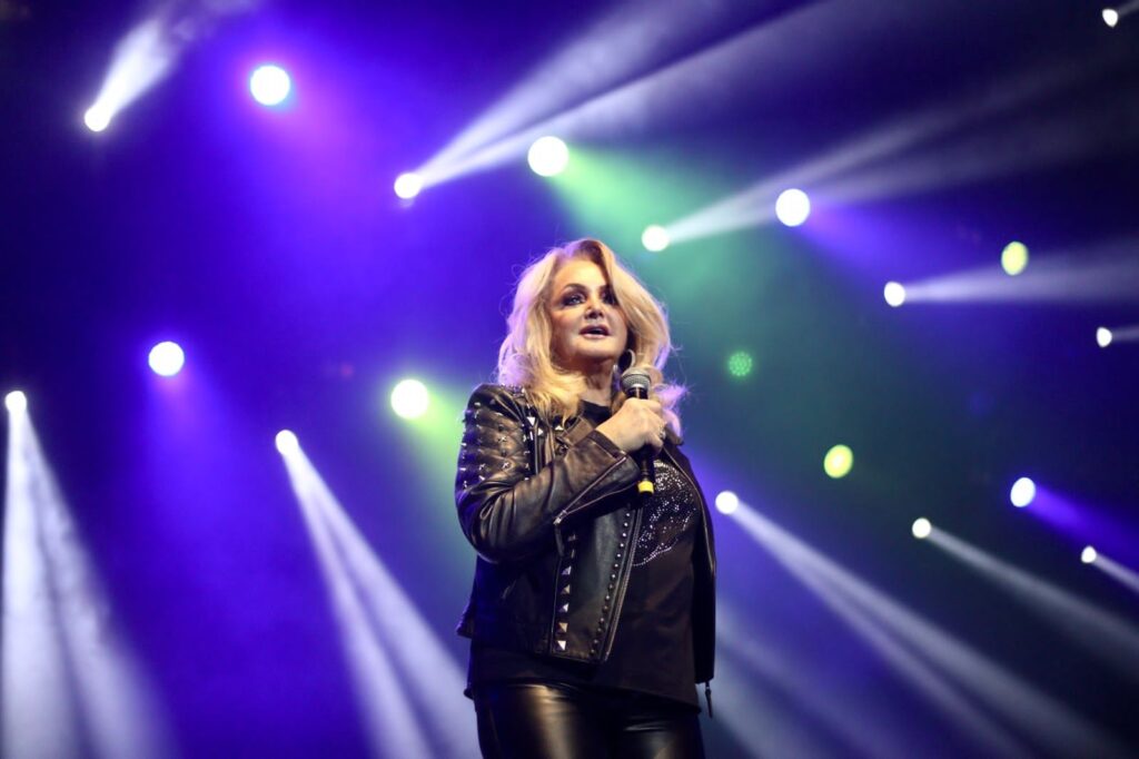 A partida de Bonnie Tyler e o eclipse final de uma diva