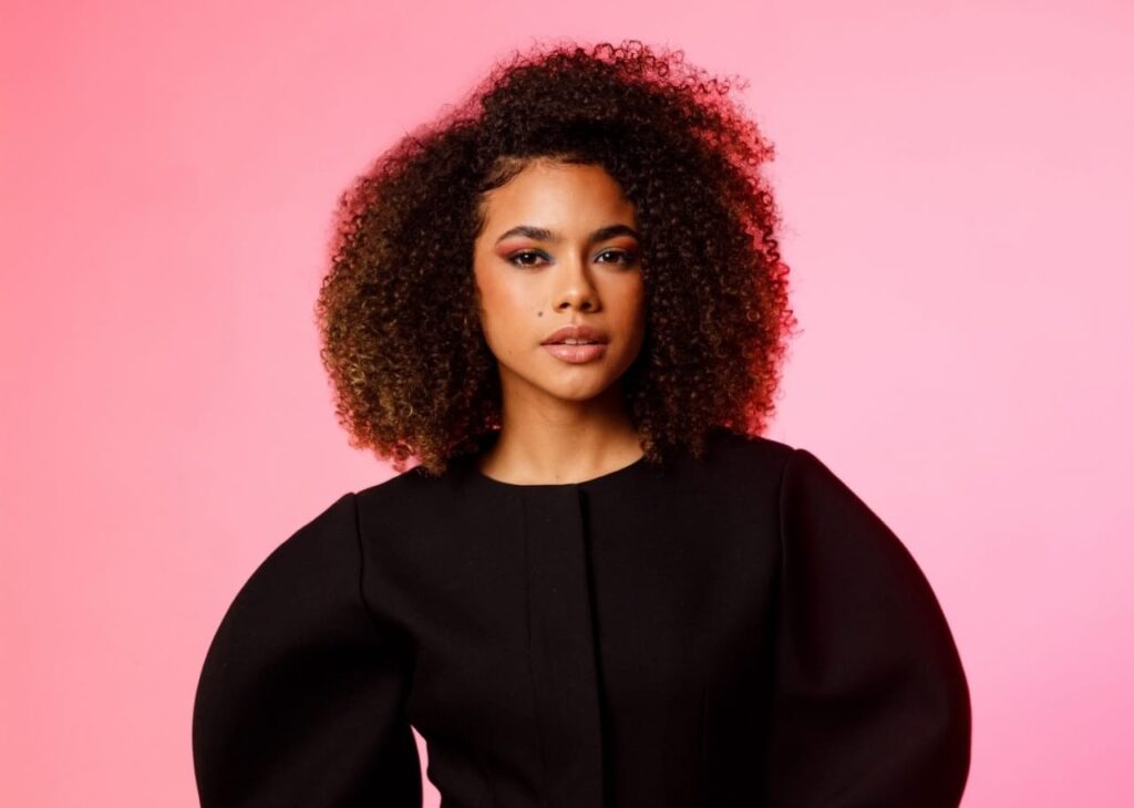 Alana Cabral renova contrato com a Globo