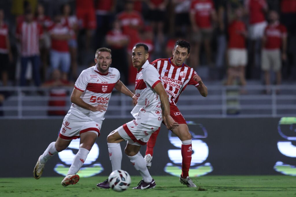Mikael brilha e Matheus Ribeiro falha em CRB x Náutico