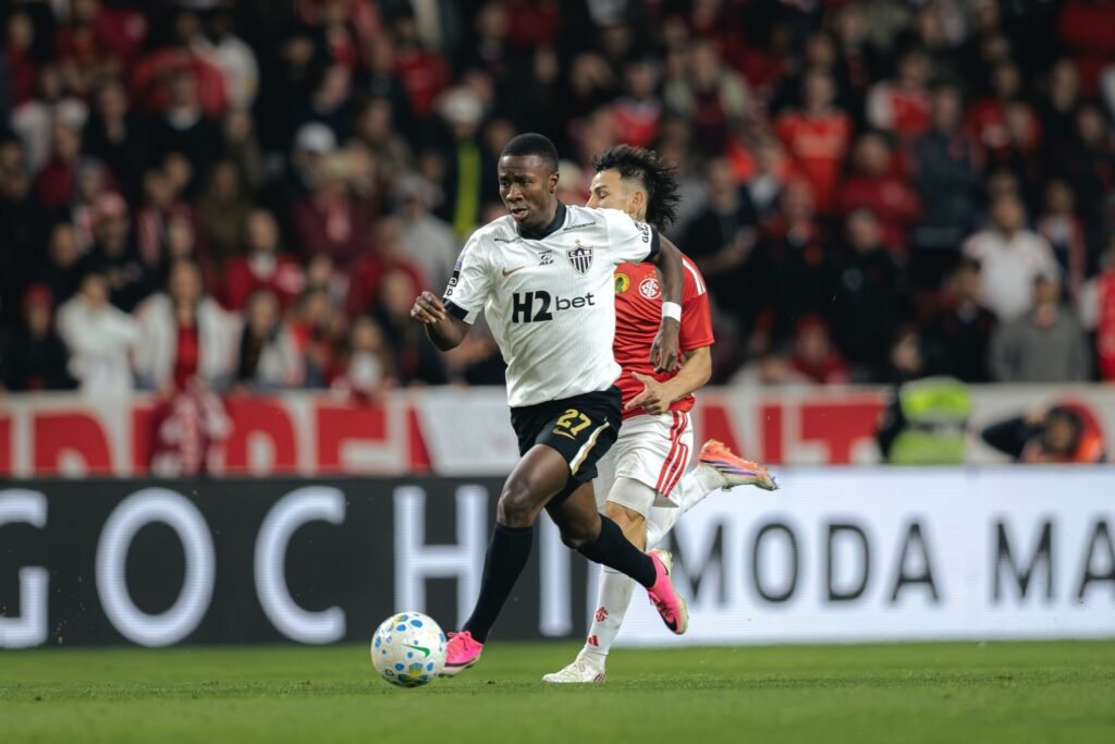 Estreia de Fred brilha em empate antes do clássico