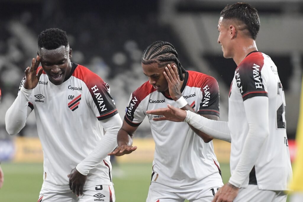 Athletico-PR vence e foca em vaga na Libertadores