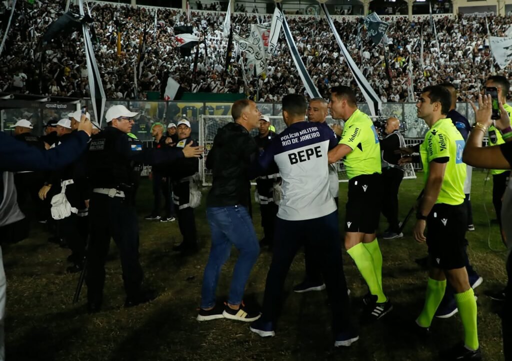Os bastidores caóticos de Vasco x Vitória