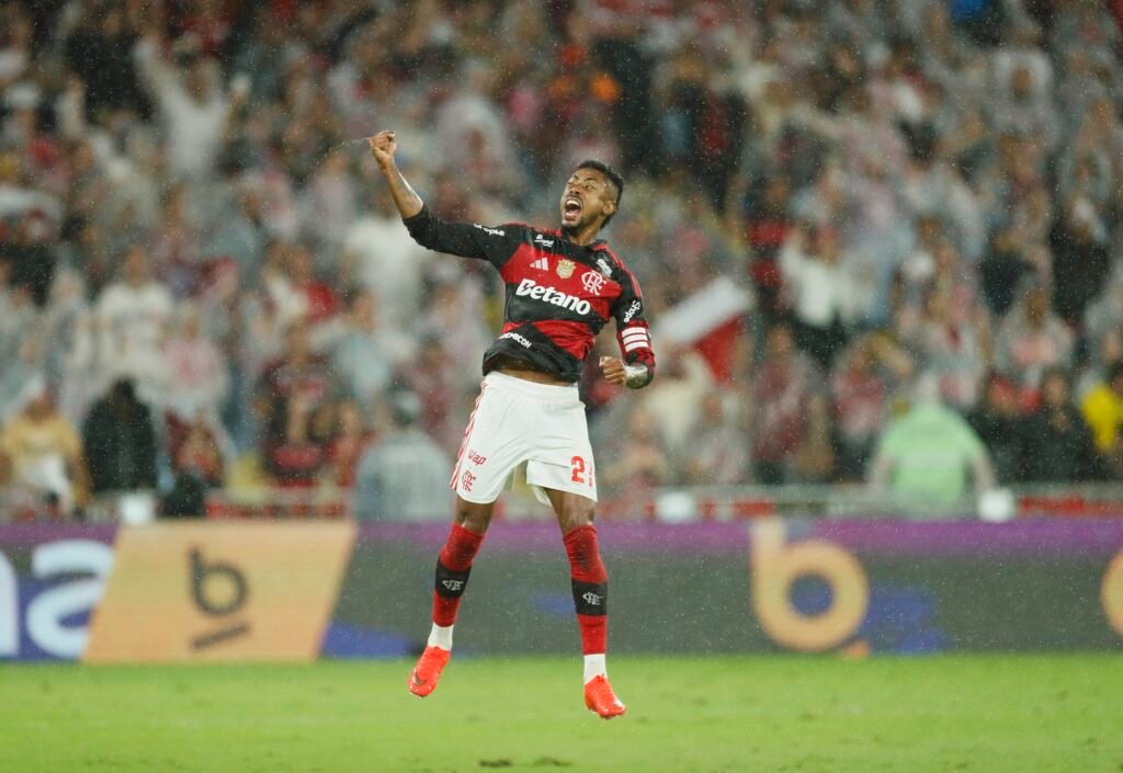 Bruno Henrique decide e Flamengo bate Corinthians