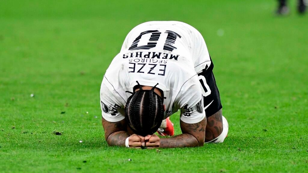Memphis Depay vive noite de vilão no Corinthians