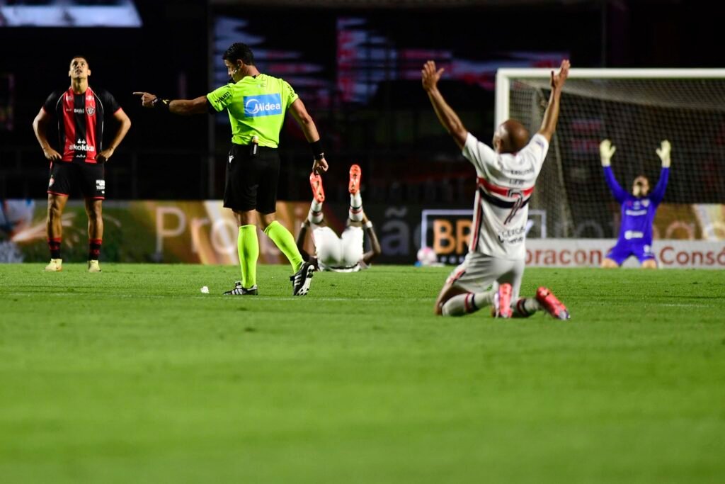 São Paulo e Vitória: emoção e alívio no Morumbis